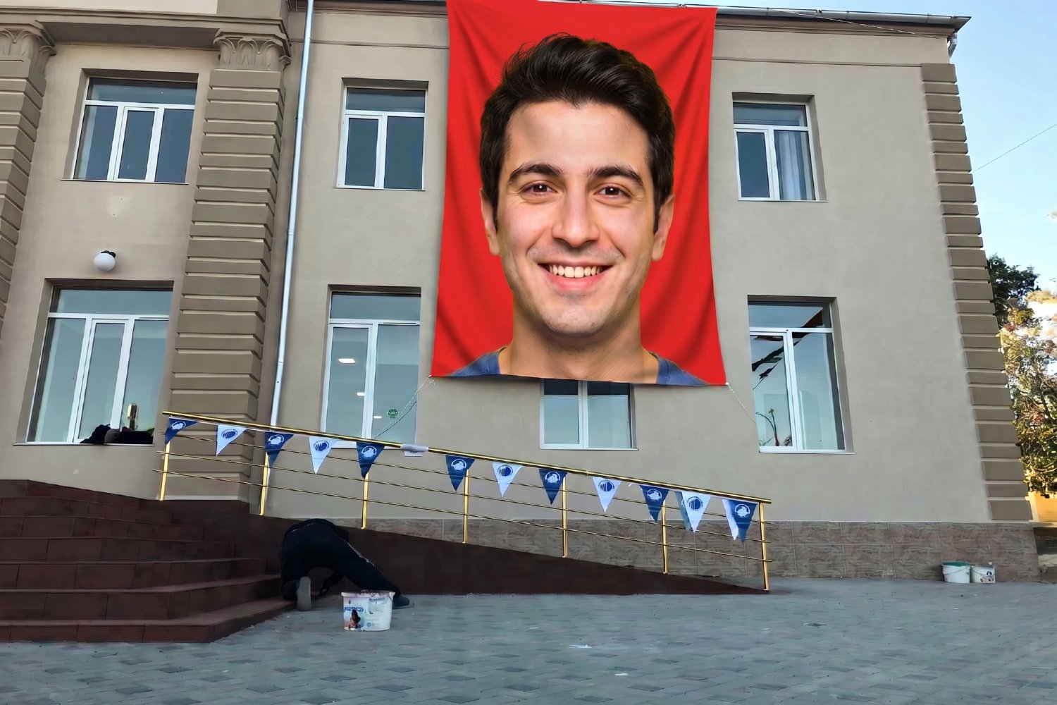 Sürpriz: Portren binaya asılacak!