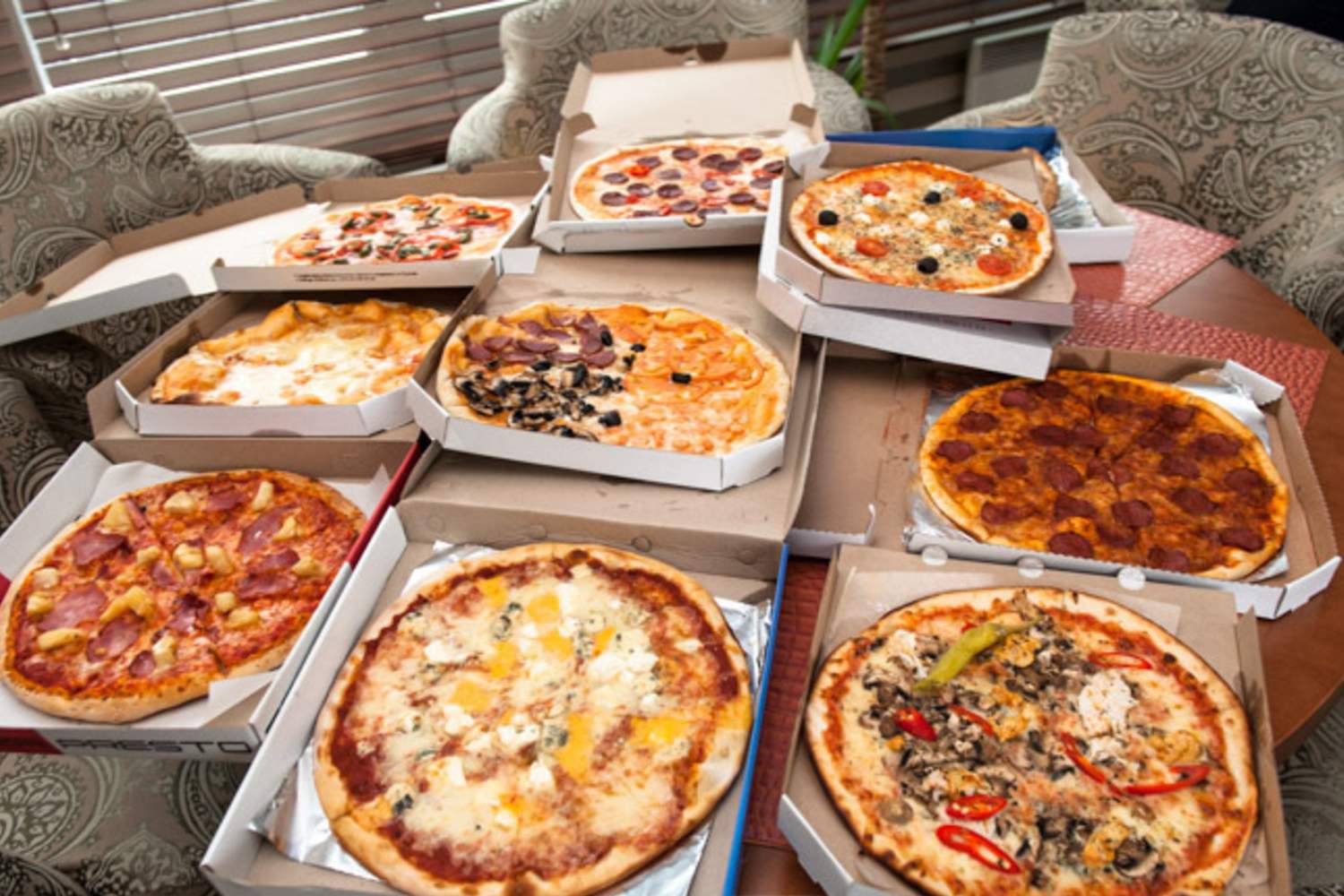 Доставка пиццы, курьер едет